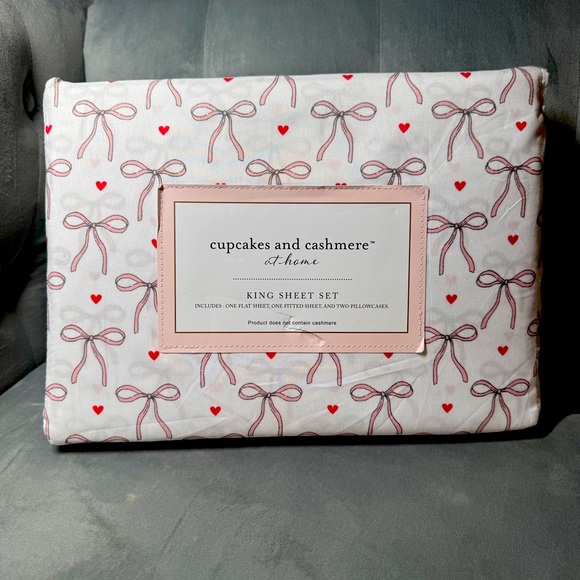 Cupcakes and Cashmere Bows Hearts‎ Valentine Sheet Set - King NWT - Picture 1 of 5